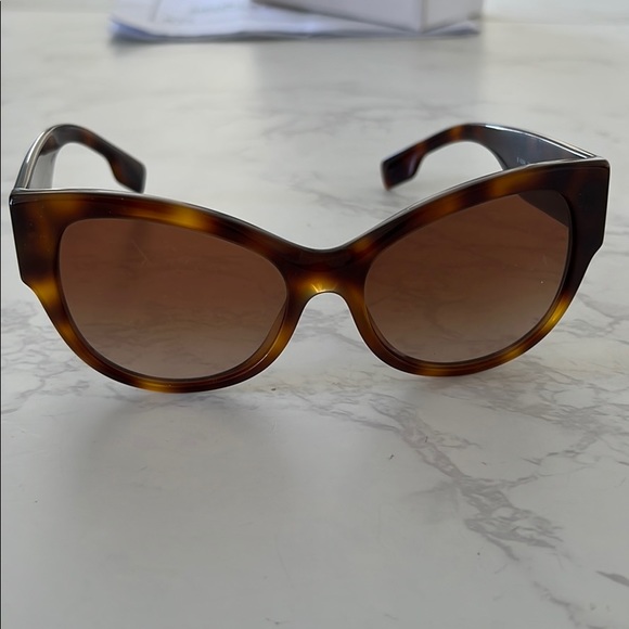 Burberry Cateye sunglasses - Picture 1 of 6